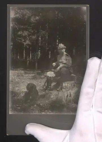 Fotografie Portrait von einem Jäger mit Gewehr und seinem Jagdhund