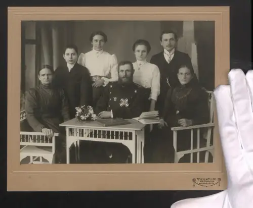 Fotografie Wiesemüller, Rotenburg a. F, Gruppenportrait mit Offizier der Eisenbahnertruppe in Uniform mit Abzeichen