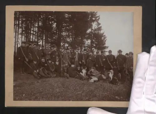 Fotografie Gruppenportrait von Jägern mit Gewehren und ihren Jagdhunden, Grossformat 25 x 18cm