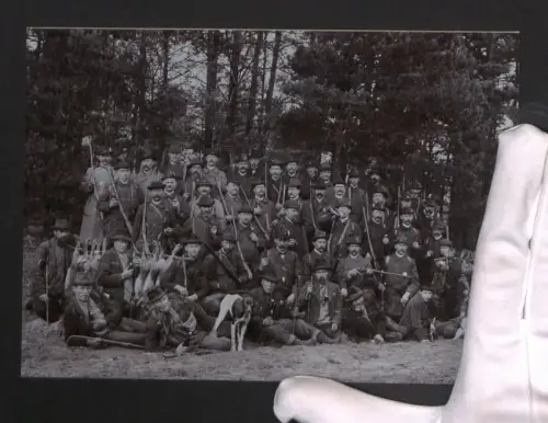 Fotografie Paul Hotmann, Warendorf, Gruppenportrait von Jägern mit Gewehren und ihren Jagdhunden