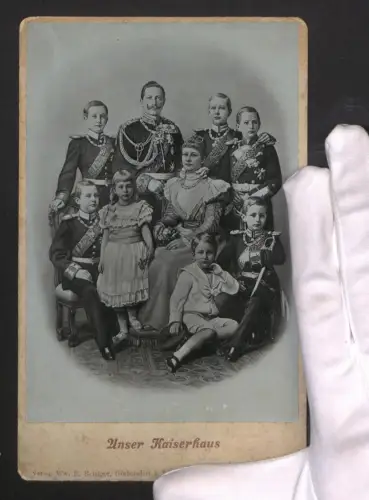 Fotografie Gruppenportrait der Kaiserfamilie mit Wilhelm II. in Uniform und Orden