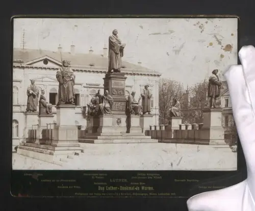 Fotografie Ansicht Worms, Partie am Luther-Denkmal mit Friedrich d. Weisen, P. Waldus und Johann Huss, 25 x 19cm