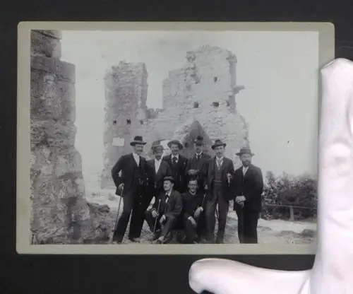 Fotografie Ansicht Königswinter, Gesellschaft vor der Ruine Burg Drachenfels im Jahr 1902