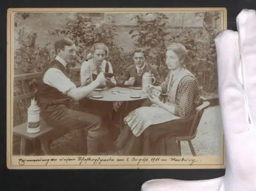 Fotografie Junge Menschen sitzen am Tisch und spielen Schafkopf, 1911