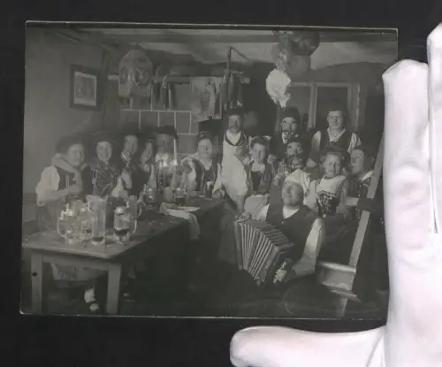 Fotografie Ansicht Friedrichshafen, Faschingsgesellschaft mit Akkordeon im Hotel Buchhorner Hof im Jahr 1907
