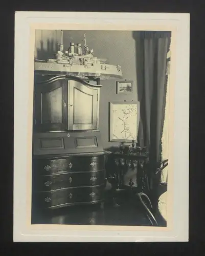 Fotografie Innenraum mit Modell von einem Linienschiff der Deutschlandklasse auf einem Schrank