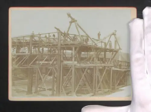 Fotografie Ansicht Wien, Arbeiter bei der Konstruktion eines Gebäudes