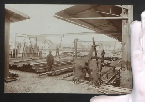 Fotografie Arbeiter beim Stahlbau im Aussenlagerbereich für Stahlprofile und Träger