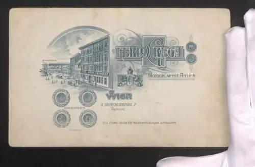 Fotografie Ferd. Crega, Wien, Stefaniestrasse 7, Ansicht Wien, Blick auf das Atelier mit Strassenzug