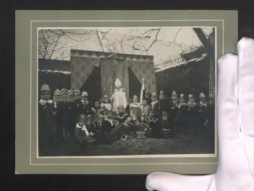 Fotografie Gruppenportrait mit Kindern und Nikolauskostüm zum Fasching