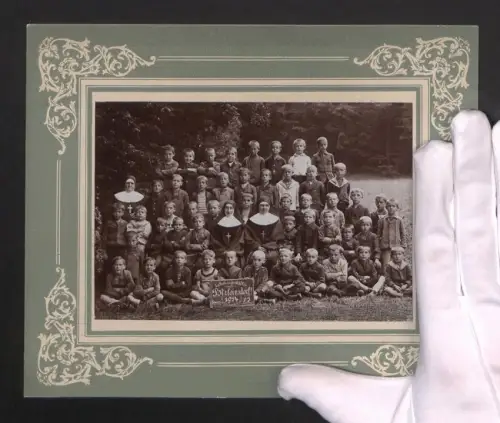 Fotografie Ansicht Pötzleinsdorf, Gruppenportrait mit Kindern und Nonnen in der Erholungsstätte im Jahr 1914