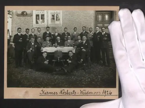 Fotografie Ansicht Nösberts-Weidmoos, Gruppenportrait zur Kirmes im Jahr 1926, Männer mit Bierfass und eleganter Kleidung