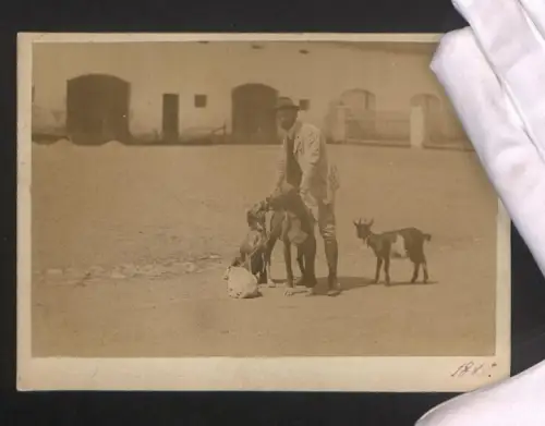 Fotografie Portrait eines Mannes mit Hunden und Ziege auf einem Hof im Jahr 1888