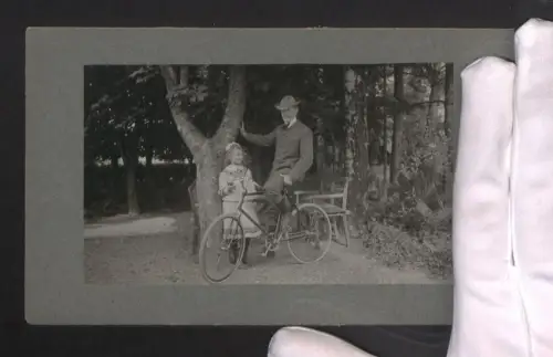 Fotografie Paarportrait eines Mannes mit seiner Tochter mit einem Halbrenner-Fahrrad