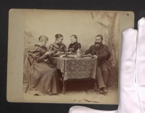 Fotografie Portrait einer Familie am Tisch bei der Handarbeit