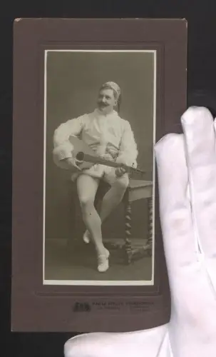 Fotografie Hansa Atelier, Frankfurt a. M., Portrait eines fröhlichen Mannes in Bühnenverkleidung mit Laute