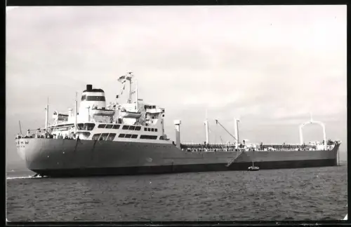 Fotografie Sowjetisches Tankschiff Lyubny vor Anker mit Barkasse längsseits