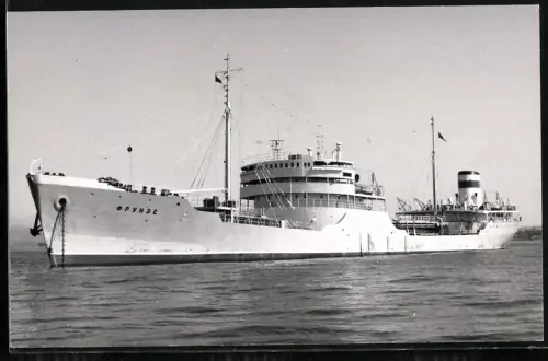 Fotografie Sowjetisches Tankschiff Frunze von 1955 vor Anker liegend