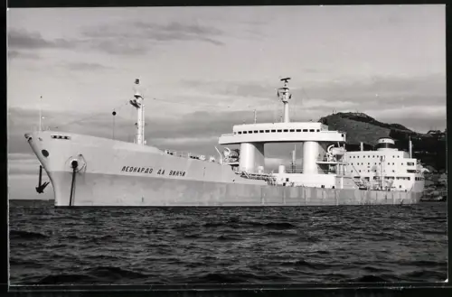 Fotografie Sowjetisches Tankschiff Leonardo da Vinci auf Reede vor Anker liegend