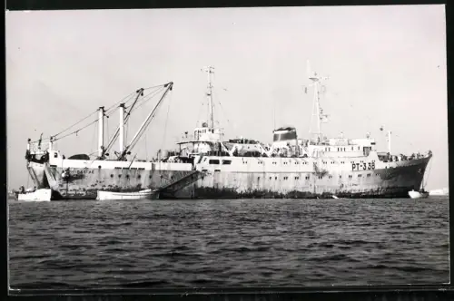 Fotografie Sowjetisches Fang- und Verarbeitungsschiff Leon Paegle aus Riga, Kennung RT-338, mit Beibooten