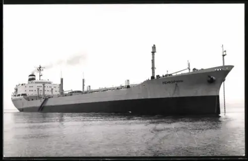 Fotografie Sowjetisches Tankschiff Lenkoran von 1962 in Ballast vor Anker liegend