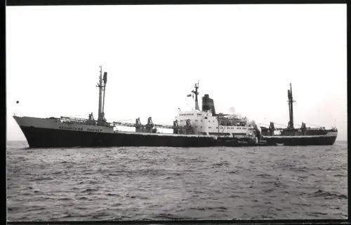Fotografie Sowjetisches Frachtschiff Leninsky Pioner mit Shell-Hafentanker längsseits