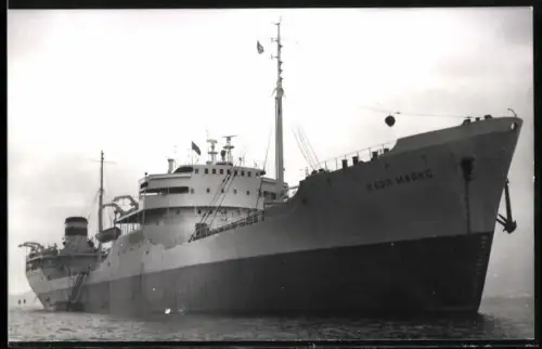 Fotografie Sowjetisches Tankschiff Karl Marx vor Anker liegend mit Beiboot längsseits