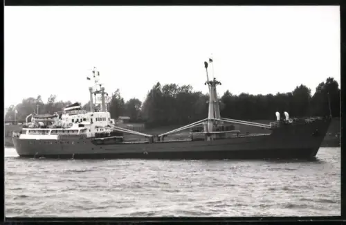 Fotografie Sowjetisches Frachtschiff Karl Krushtein in Fahrt in einem Seekanal