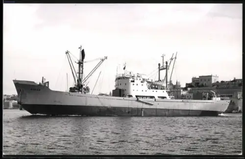 Fotografie Sowjetisches Frachtschiff Farad von 1959 in Ballast einen Hafen verlassend
