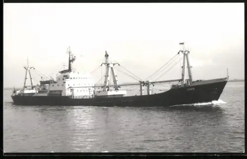 Fotografie Sowjetisches Frachtschiff Kara tief beladen in Fahrt