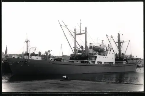 Fotografie Sowjetisches Frachtschiff Fayzabad im Hafen vor Anker liegend