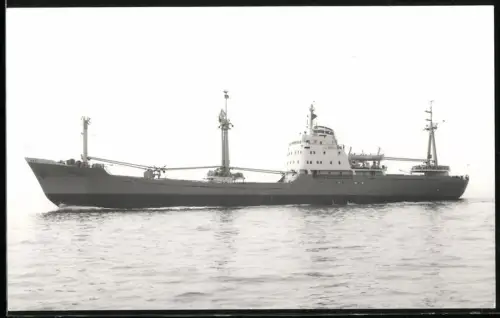 Fotografie Sowjetisches Frachtschiff Gulbene in Seitenansicht