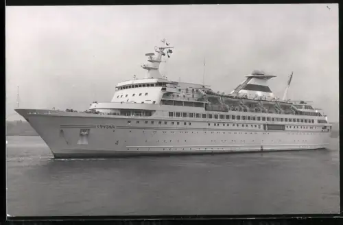 Fotografie Sowjetisches Pssagierschiff Gruziya im Schlepp