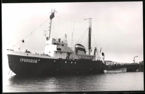 Fotografie Sowjetischer Schlepper Gromoboy vor Anker liegend mit festgemachtem Beiboot