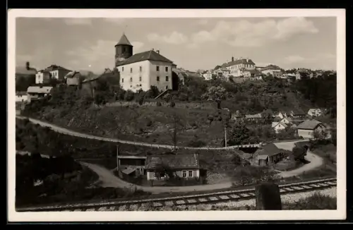 AK Ratais an der Sasau, Teilansicht des Ortes mit Eisenbahnstrecke