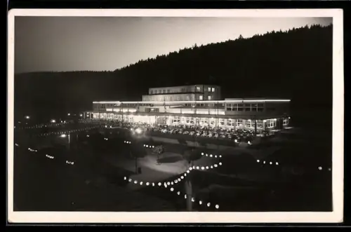 AK Bad Luhatschowitz, Gesellschaftshaus bei Nacht