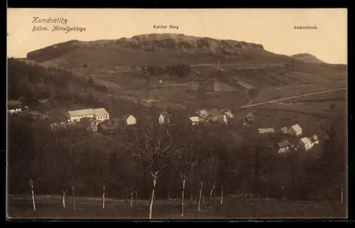 AK Kundratitz /Böhm. Mittelgebirge, Ortsansicht, Kahler Berg und Radischken