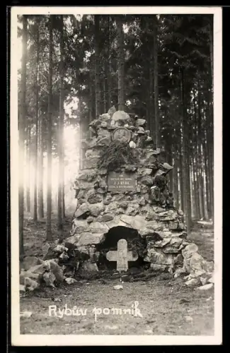 AK Rozmital pod Tremsínem, Rybuv pomník