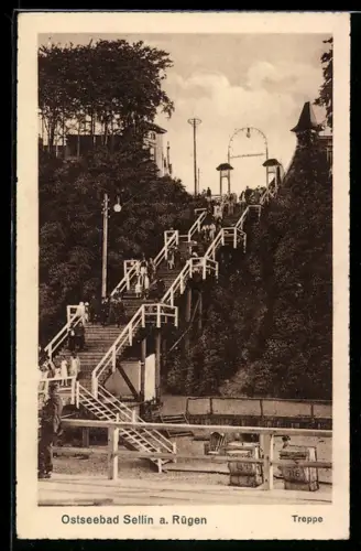 AK Sellin a. Rügen, Aufblick zur Treppe, Strandkörbe im Vordergrund