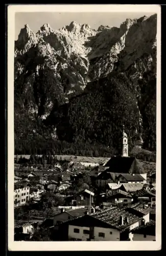 AK Mittenwald, Ortsansicht mit Kirche und Karwendel-Gebirge