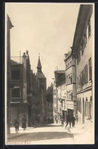 AK Landsberg a. Lech, Altstadtstrasse mit Kirchturm