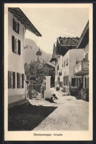 AK Oberammergau, Dorfgasse, Strassenpartie mit Kirchturm