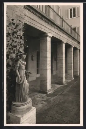 AK Weimar, Hotel Haus Elephant, Laube im Garten, Säulengang, Statue