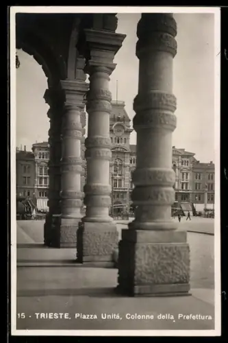 AK Trieste, Piazza Unità, Colonne della Prefettura