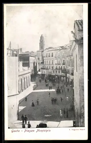 AK Gaeta, Piazza Municipio con persone e edifici storici