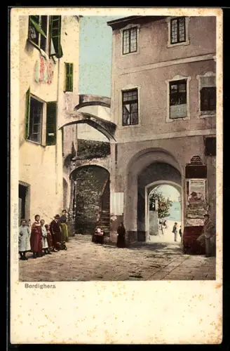 AK Bordighera, Scena di strada con arco e persone in abiti d`epoca