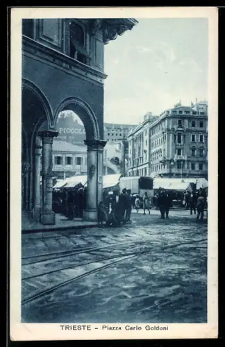AK Trieste, Piazza Carlo Goldoni con mercato affollato