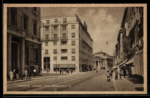 AK Trieste, Corso Vittorio Emanuele III con vista sul teatro e passanti