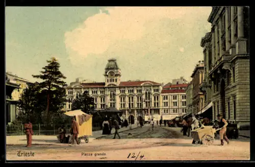 AK Trieste, Piazza grande con attività quotidiane