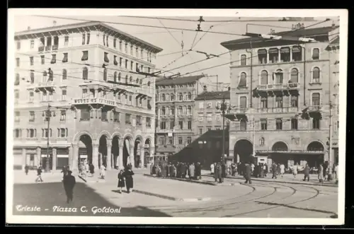 AK Trieste, Piazza C. Goldoni con tram e passanti